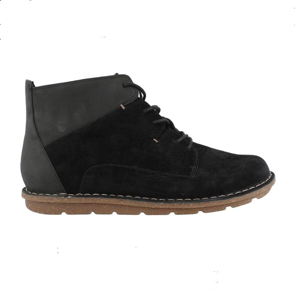 Clarks Women’s Tamitha Key Comfort Black Suede Ankle Boots Chukka Booties Sz 9.5